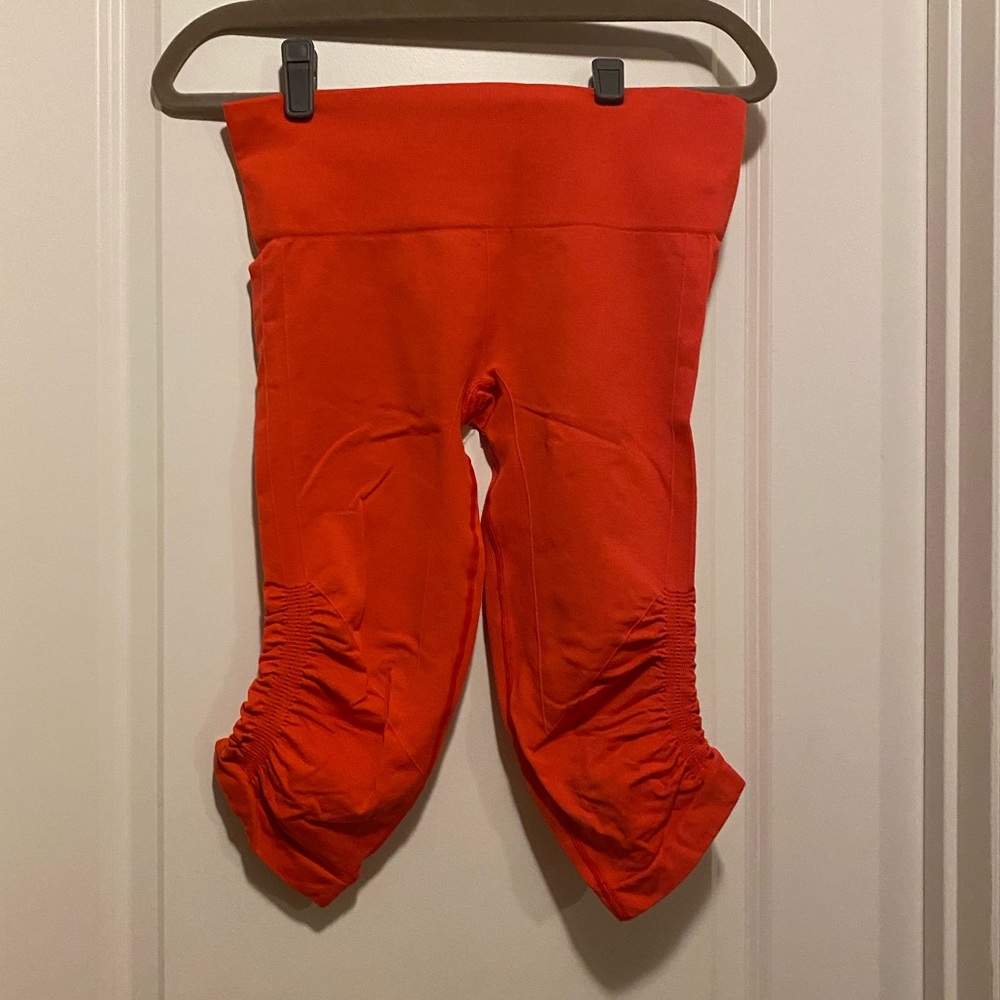 Free flow Lululemon yoga crops